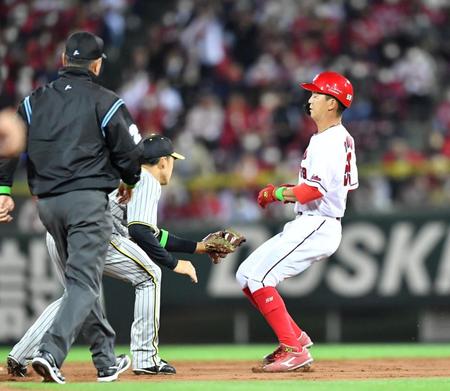 　９回、飛び出した大盛（右）は二塁でアウトになる（撮影・中田匡峻）