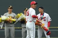 　試合前、ＷＢＣ優勝記念セレモニーで新井監督（手前）から優勝メダルを授与される（右から）栗林、中野、湯浅（撮影・田中太一）