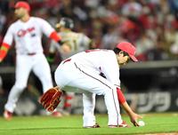 　５回、中野の打球を処理するも一塁に悪送球する九里（撮影・中田匡峻）