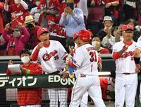 　７回、ライトスタンドへ２ランを放った坂倉（３１）を迎える新井監督（２５）＝撮影・中田匡峻