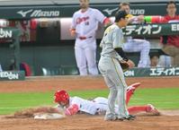 　７回、セーフティーバントを試み、一塁へヘッドスライディングをして内野安打にする菊池（撮影・立川洋一郎）