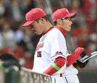 　５回、九里を降板させた新井監督は悔しさをにじませながらベンチへ戻る（撮影・田中太一）