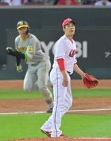 　２回、森下（左）に先制の中犠飛を打たれる九里（撮影・立川洋一郎）