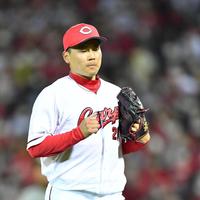 　９回、大山に勝ち越し適時二塁打を浴び、ベースカバーに向かう栗林（撮影・中田匡峻）