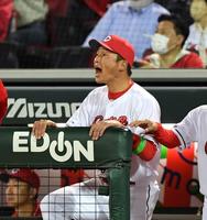 　８回、デビッドソンの同点中犠飛で声をあげる新井監督（撮影・中田匡峻）