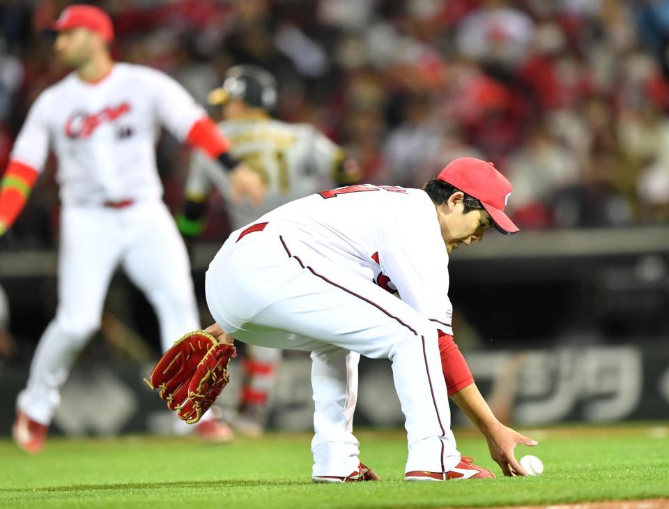 　５回、中野の打球を処理するも一塁に悪送球する九里（撮影・中田匡峻）