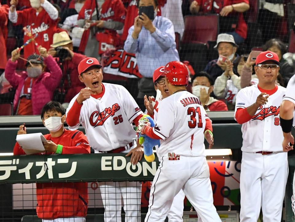 　７回、ライトスタンドへ２ランを放った坂倉（３１）を迎える新井監督（２５）＝撮影・中田匡峻