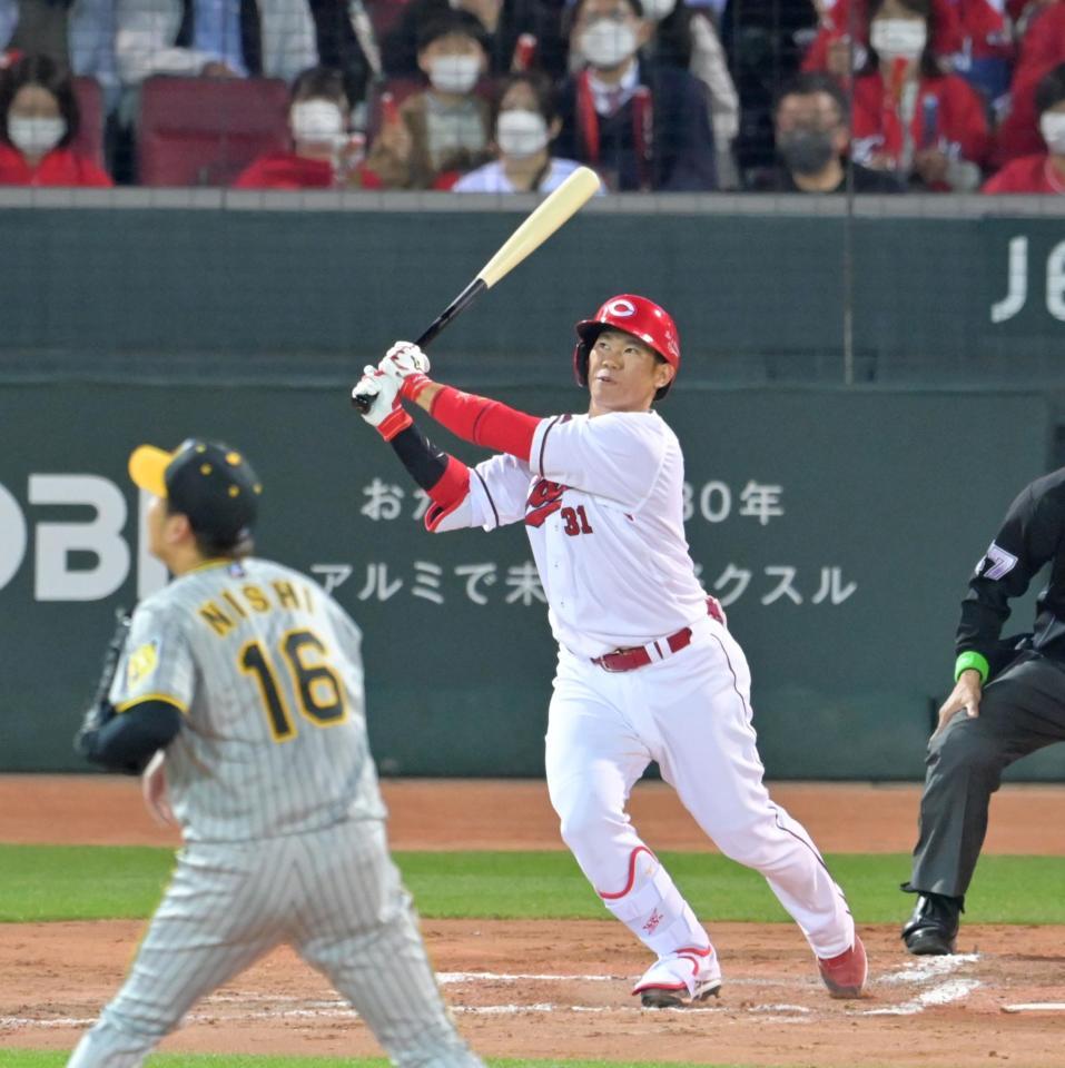 ７回、右翼スタンドへ２ランを放つ坂倉＝マツダスタジアム（撮影・立川洋一郎）