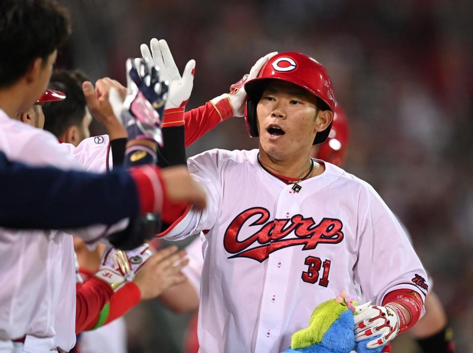 　７回、２ランを放った坂倉はナインに迎えられる（撮影・田中太一）