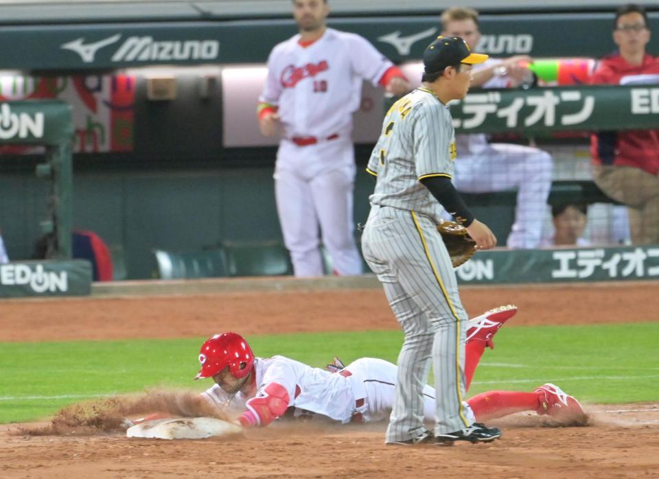 　７回、セーフティーバントを試み、一塁へヘッドスライディングをして内野安打にする菊池（撮影・立川洋一郎）