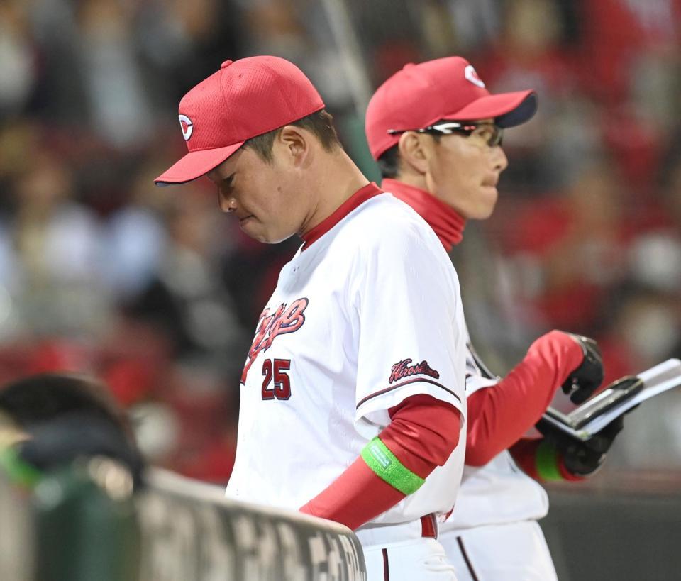 　５回、九里を降板させた新井監督は悔しさをにじませながらベンチへ戻る（撮影・田中太一）