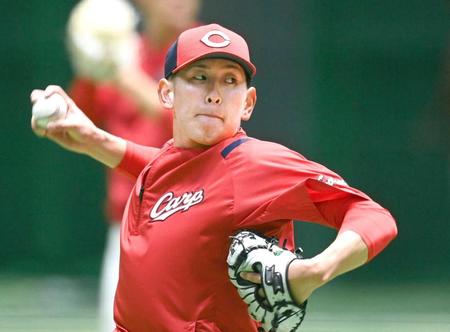 　キャッチボールで調整する遠藤（撮影・田中太一）