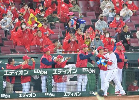 　４回、２ランを放ったデビッドソンを迎えてタッチを交わす新井監督（撮影・立川洋一郎）