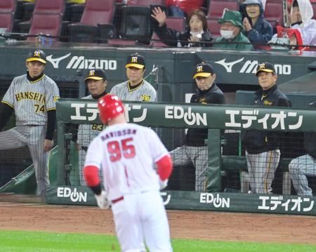 　４回、２ランを放ったデビッドソン（手前）に渋い表情で視線を送る岡田監督（右から２人目）＝撮影・立川洋一郎