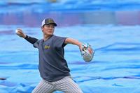 　キャッチボールをして登板に備える西純（撮影・立川洋一郎）