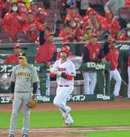 　４回、左中間スタンドへ２ランを放ちダイヤモンドを回るデビッドソン（撮影・立川洋一郎）