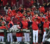 　４回、デビッドソンの２ランで雄たけびをあげる新井監督（中央）＝撮影・中田匡峻