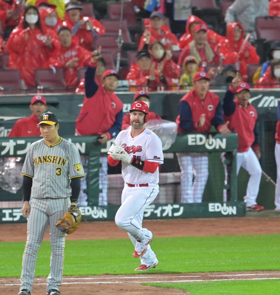 　４回、左中間スタンドへ２ランを放ちダイヤモンドを回るデビッドソン（撮影・立川洋一郎）