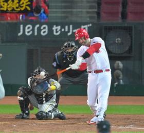 広島・デビッドソン　初勝利お助け弾　雨中へ２号２ラン！新井監督の前向きな言葉に応え「とてもうれしい」