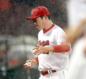 広島・新井監督　初勝利＆マツダ５００勝！本拠地でＷメモリアル　開幕５戦目、雨中の歓喜に「ホッとしました」