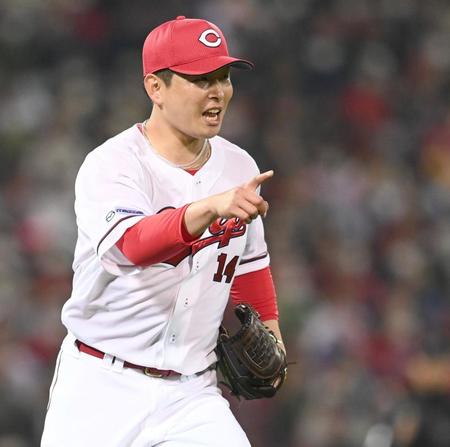 　３回、大城を打ち取りベースカバーに走る大瀬良（撮影・田中太一）