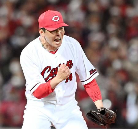 　６回、ブリンソンを三振に仕留め、雄たけびをあげる大瀬良（撮影・田中太一）