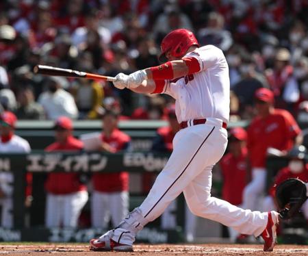 　２回、先制の中越えソロを放つデビッドソン