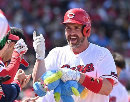 　２回、先制ソロを放ったデビッドソンはナインに迎えられ歓喜する（撮影・田中太一）