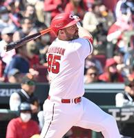 　２回、中越えへ先制ソロを放つデビッドソン（撮影・田中太一）