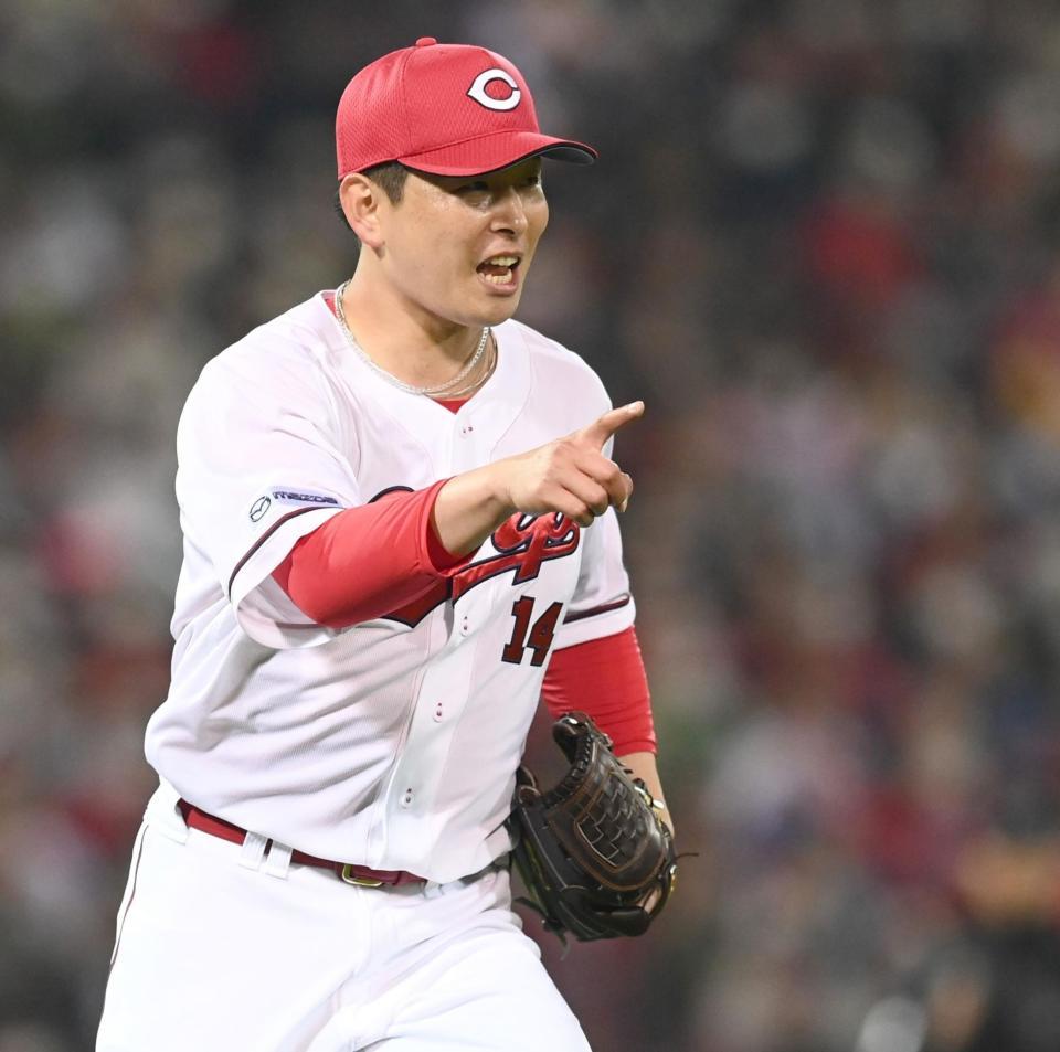 　３回、大城を打ち取りベースカバーに走る大瀬良（撮影・田中太一）