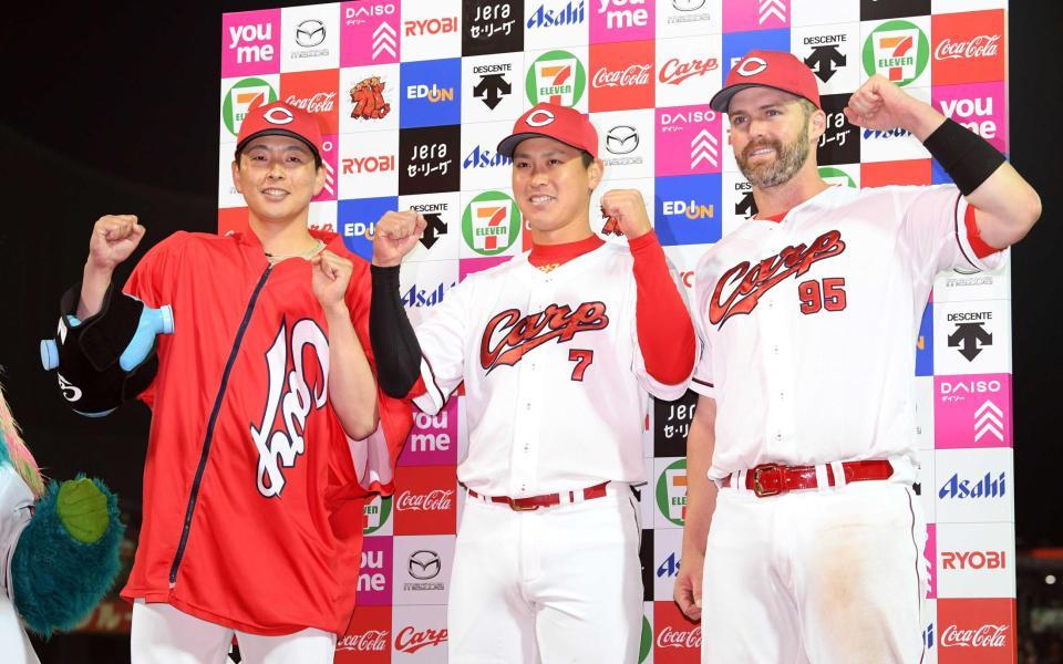 　今シーズン初のお立ち台でポーズを決める（左から）大瀬良、堂林、デビッドソン（撮影・田中太一）