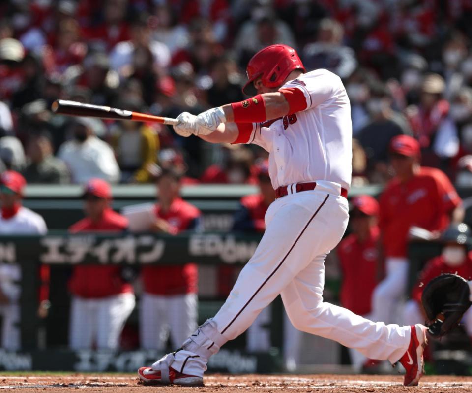 　２回、先制の中越えソロを放つデビッドソン