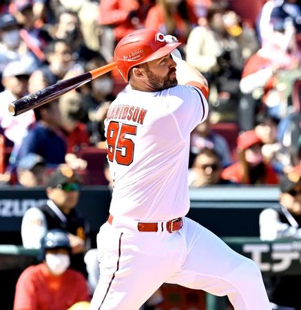 　２回、中越えへ先制ソロを放つデビッドソン