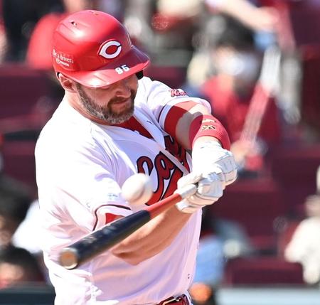 　４回、右越えへソロを放つデビッドソン（撮影・田中太一）