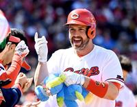 　ナインに迎えられ歓喜するデビッドソン（撮影・田中太一）