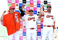 　お立ち台で笑顔を見せる（左から）床田、戸根、デビッドソン