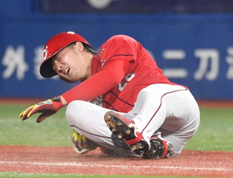 　ＤｅＮＡ戦の５回、一塁へ向かう途中、転倒する床田＝２０２２年８月３日
