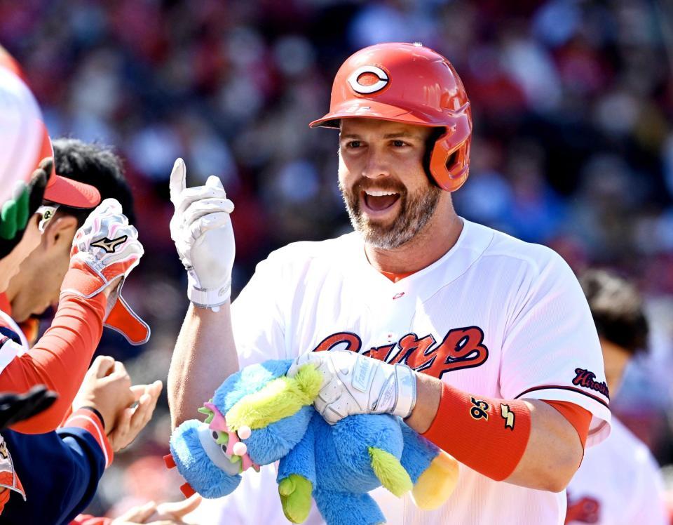 　ナインに迎えられ歓喜するデビッドソン（撮影・田中太一）