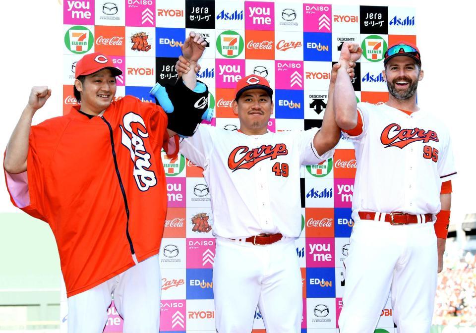 　お立ち台で笑顔を見せる（左から）床田、戸根、デビッドソン