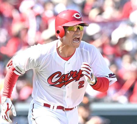 　４回、右越えへソロを放ち、声を張り上げながら一塁へ走る田中