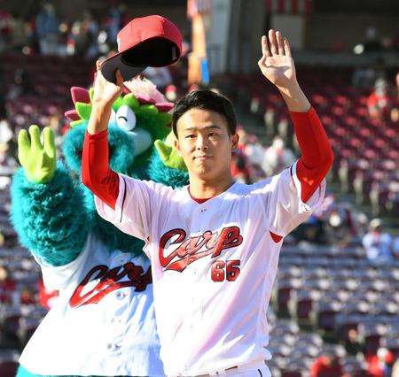 　スタンドの声援に手を振る玉村（撮影・田中太一）