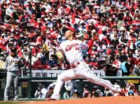 　満員のスタンドを背に力投する玉村（撮影・田中太一）