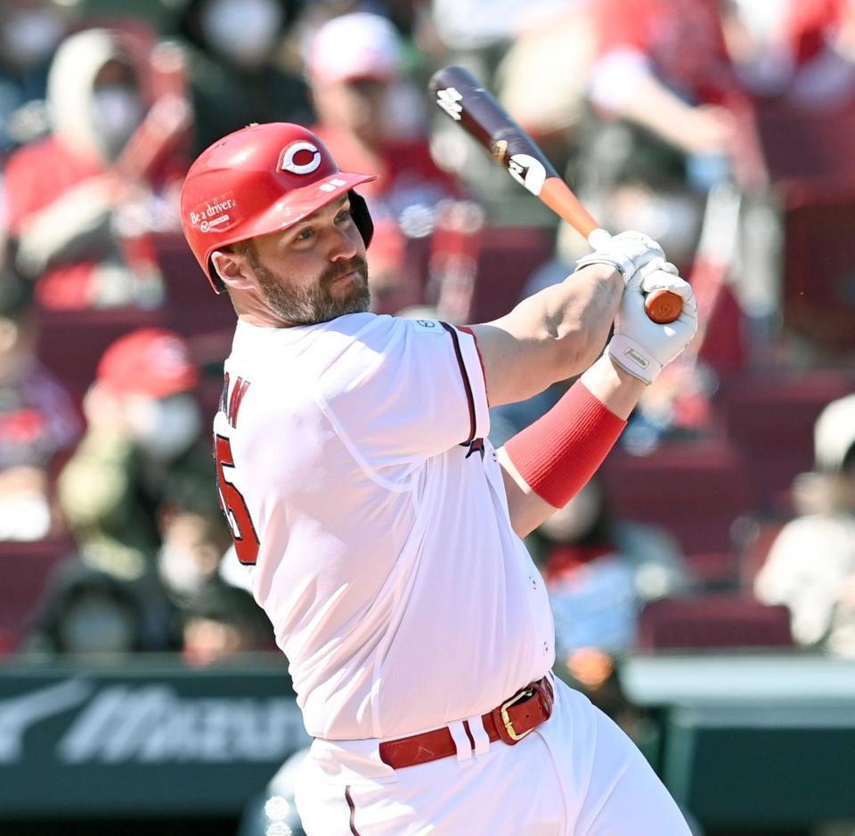 　４回、右越えへソロを放つデビッドソン（撮影・田中太一）