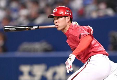 　５回、左前打を放つ秋山（撮影・田中太一）