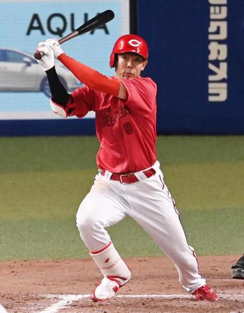 　９回、秋山が右中間に２点三塁打を放つ