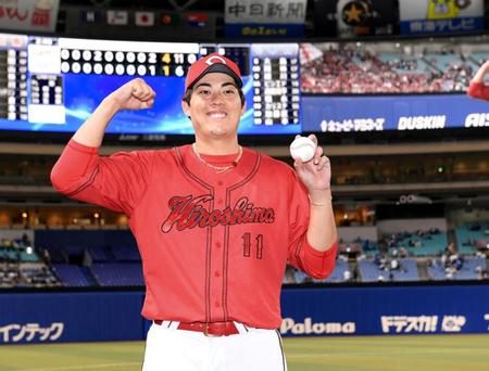 　今季初勝利を挙げ、ポーズを決める九里