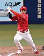 　９回、秋山が右中間に２点三塁打を放つ