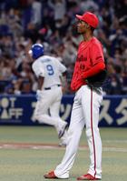 　６回、アキーノ（奥）に２ランを浴びたアドゥワ