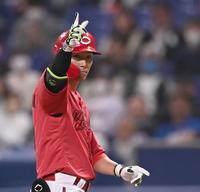 　４回、左前へ先制適時打を放った西川（撮影・田中太一）