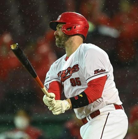 　７回、中前へ安打を放つデビッドソン（撮影・田中太一）